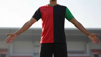Het klassieke rood-zwart-groene Balkenshirt werd in 2016 opnieuw het thuis tenue van NEC Nijmegen na een referendum onder...