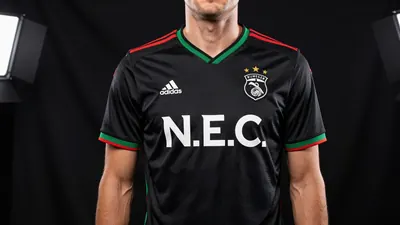 N.E.C. Nijmegen presenteert zijn nieuwe uittenue voor het seizoen 2026-2027. Het zwarte shirt met rode en groene accenten...